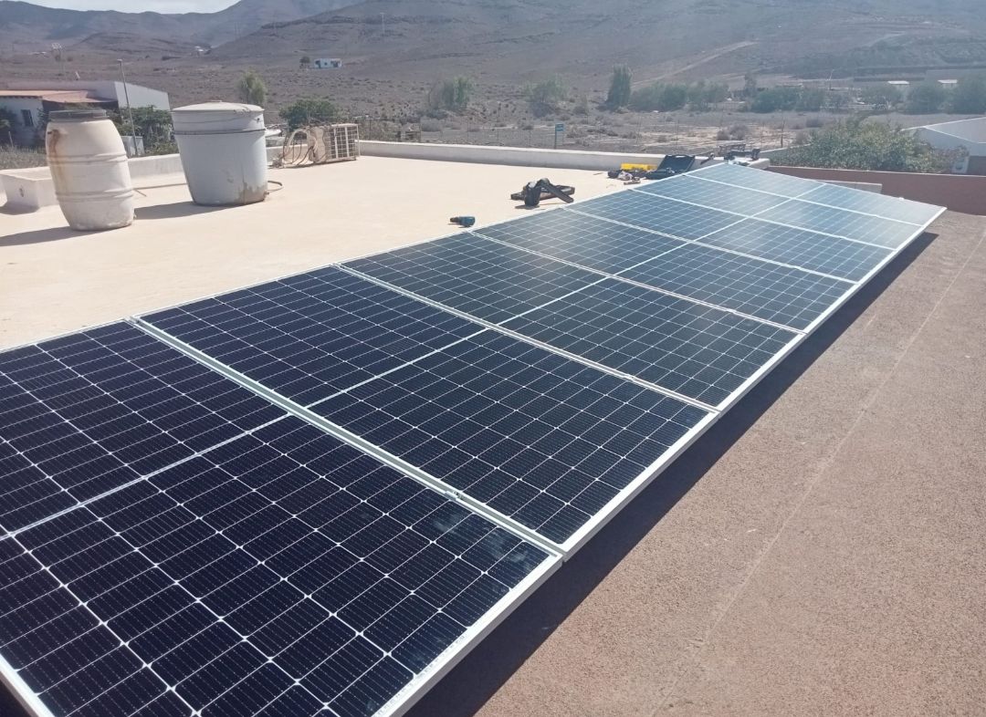 SR Instalación de placas fotovoltaicas en Las Playitas en Fuerteventura