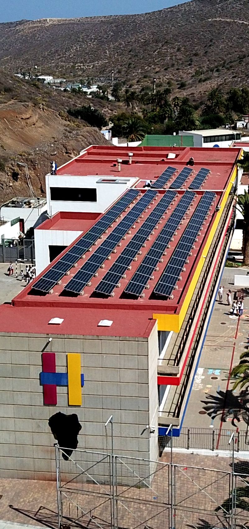 Colegio las palmas de gran canaria con placas solares