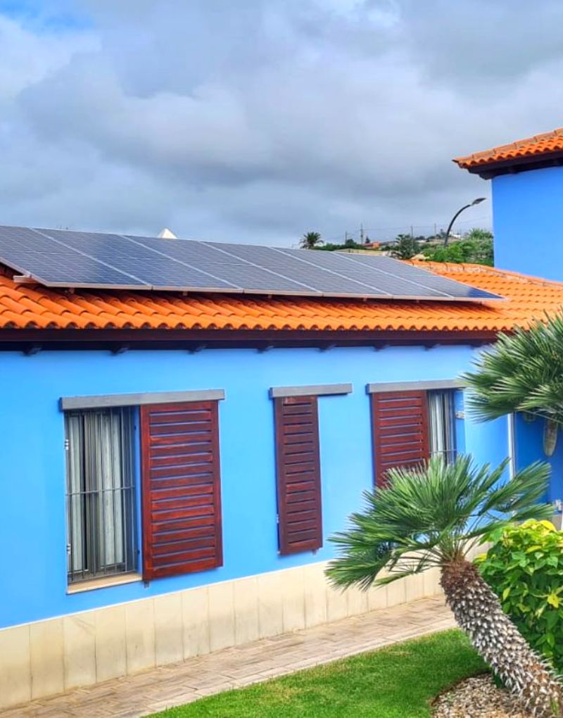 Casa con placas solares en el techo