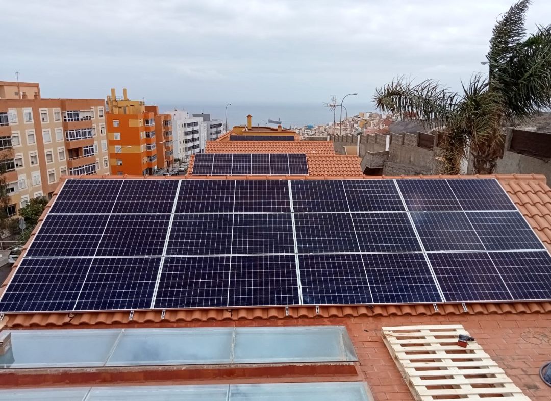 SR Instalación de placas fotovoltaicas en calle Severo Ochoa de Las Palmas de Gran Canaria