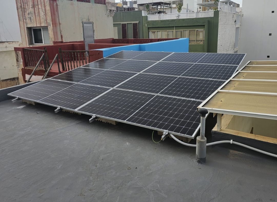Instalación fotovoltatica con acumulación realizada en Las Palmas de Gran Canaria